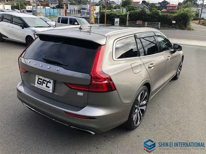 Volvo V60 Recharge PlugIn Hybrid T6 AWD Inscription/Panorami 2022 — миниатюра 2