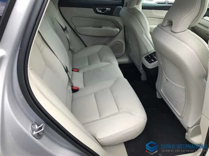 Volvo XC60 ULTIMATE B5 AWD 4WD/Panoramic SR 2023 — миниатюра 3