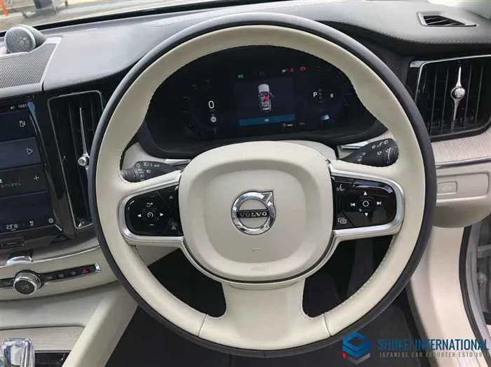 Volvo XC60 ULTIMATE B5 AWD 4WD/Panoramic SR 2023 — миниатюра 4