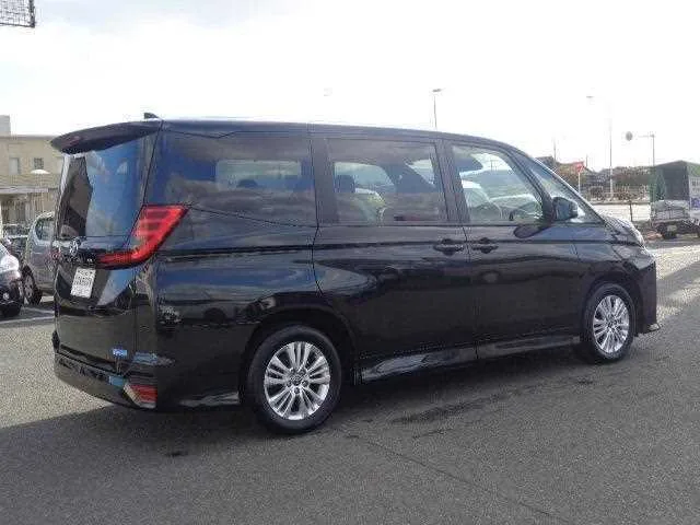 Toyota Noah 2022 — миниатюра 4