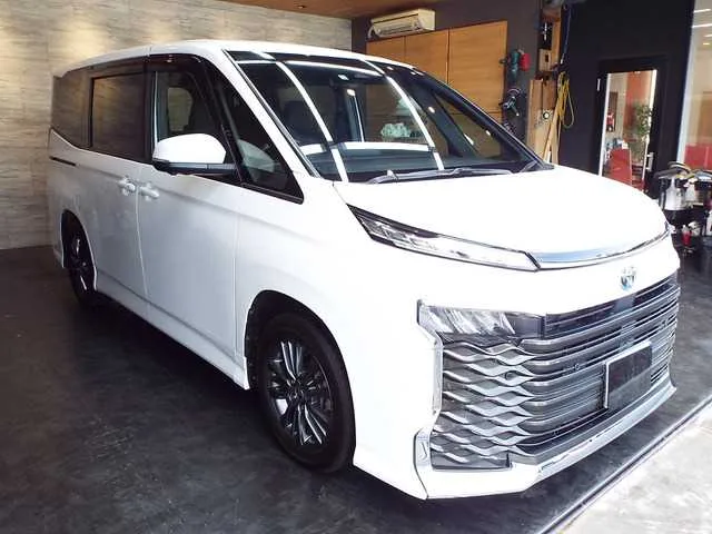 Toyota Voxy 2023 — миниатюра 3