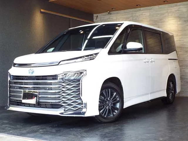 Toyota Voxy 2023 — фото 1, купить с доставкой в Москву
