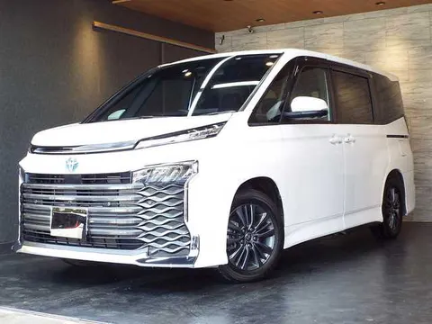 Toyota Voxy 2023 купить в Москве