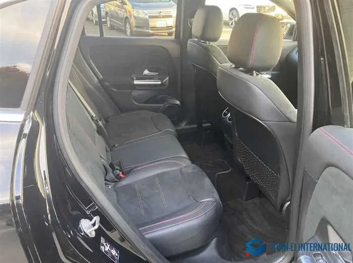 Mercedes-Benz GLA-Class GLA200d 4Matic AMG Line 2022 — миниатюра 3