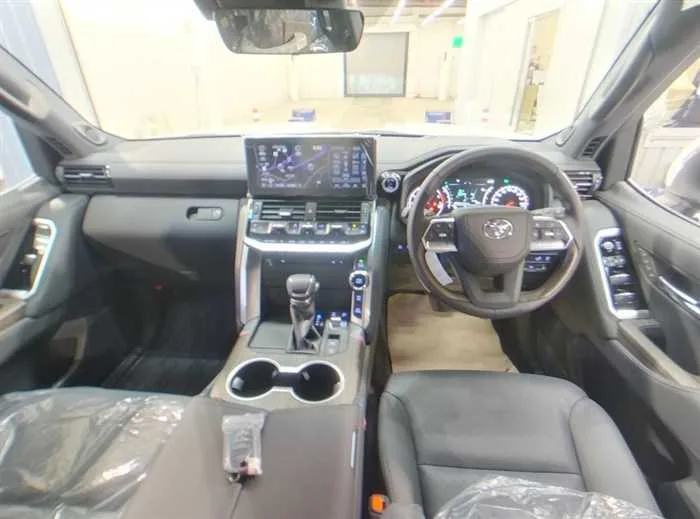 Toyota Land Cruiser ZX REAR ENTERTAINMENT 2024 — миниатюра 5