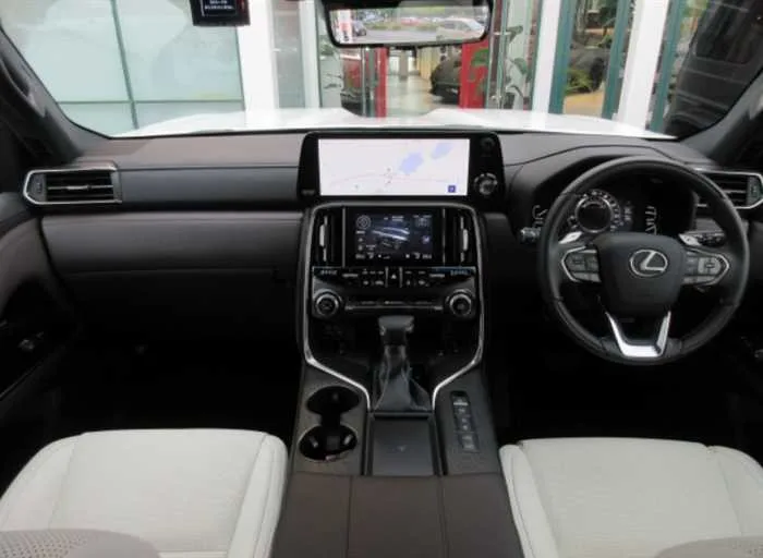 Lexus LX Base grade 4WD 7seats sunroof 2023 — миниатюра 2