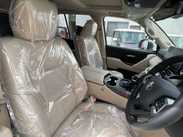 Toyota Land Cruiser ZX MODELISTA REAR ENTERTAINMENT COOL BOX 2025 — миниатюра 5