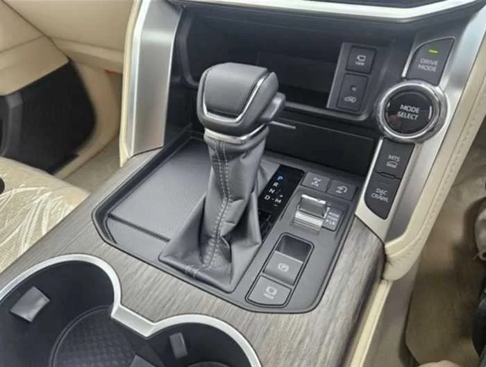 Toyota Land Cruiser ZX MODELISTA REAR ENTERTAINMENT COOL BOX 2025 — миниатюра 3