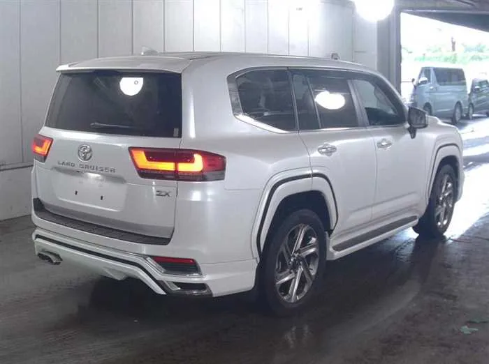 Toyota Land Cruiser ZX MODELISTA REAR ENTERTAINMENT JBL 2022 — миниатюра 4
