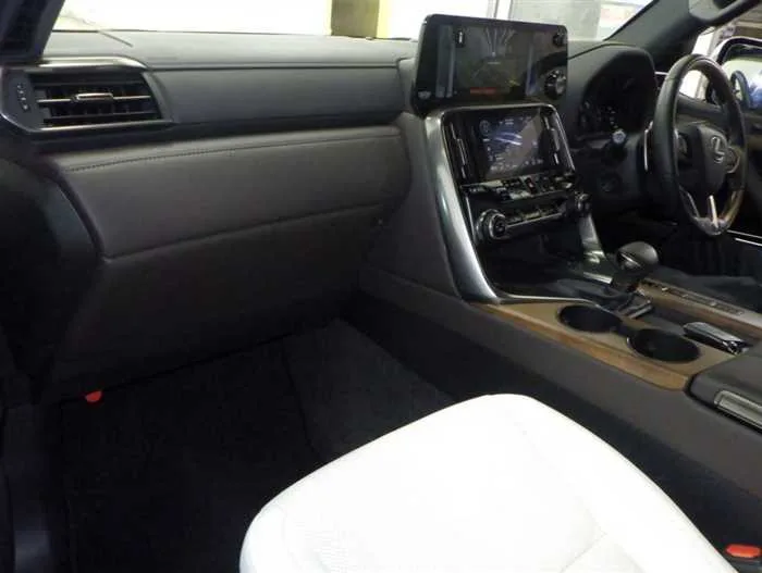 Lexus LX LX600 MODELISTA REAR ENTERTAINMENT MARK LEVINSON 2023 — миниатюра 5