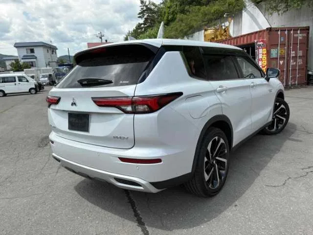 Mitsubishi Outlander 2022 — миниатюра 2