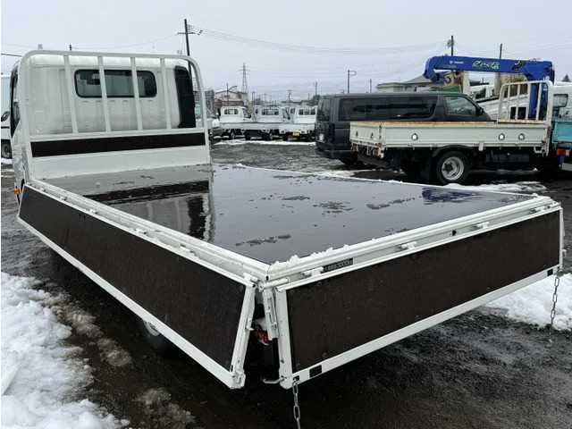Hino Dutro 2023 — миниатюра 4