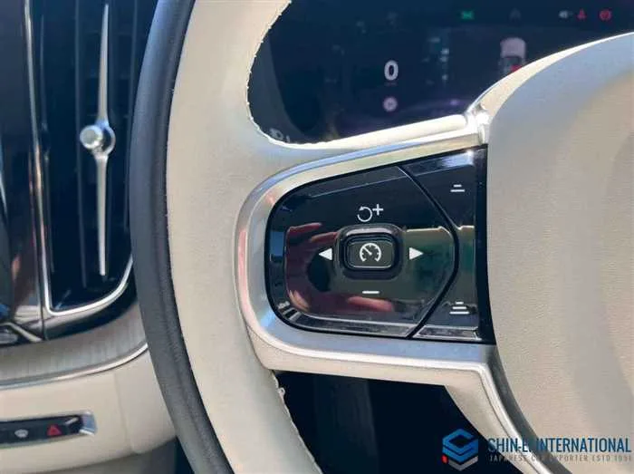 Volvo XC60 ULTIMATE B5 AWD 4WD/Panoramic SR 2022 — миниатюра 4