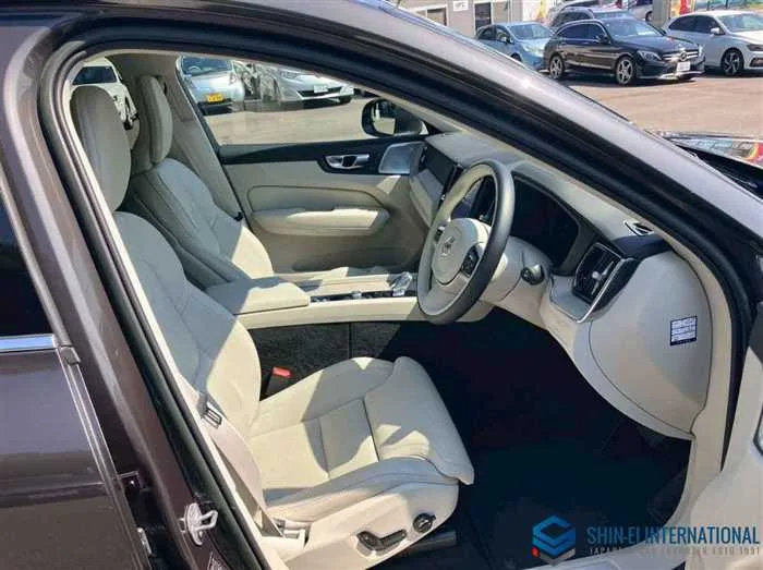 Volvo XC60 ULTIMATE B5 AWD 4WD/Panoramic SR 2022 — миниатюра 5