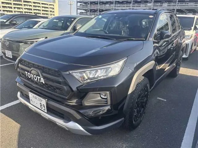 Toyota RAV4 2023 — фото 1, купить с доставкой в Москву