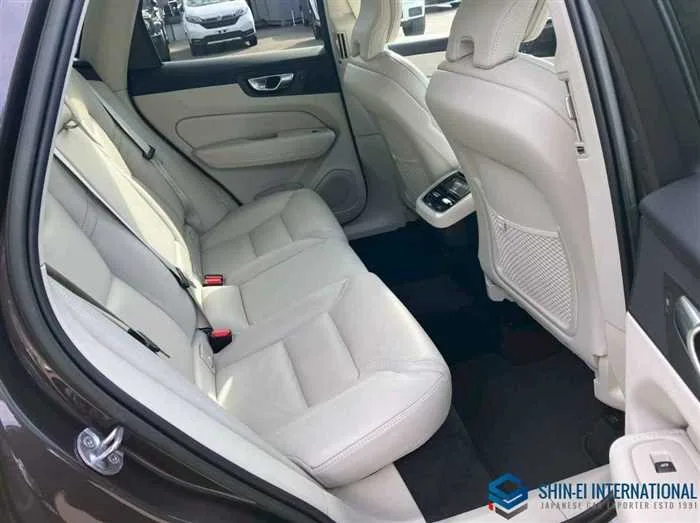Volvo XC60 ULTIMATE B5 AWD 4WD/Panoramic SR 2022 — миниатюра 3