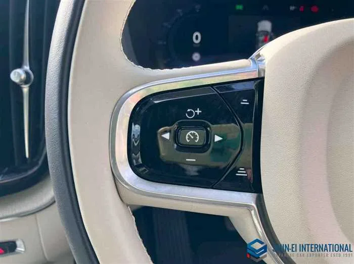 Volvo XC60 ULTIMATE B5 AWD 4WD/Panoramic SR 2022 — миниатюра 4
