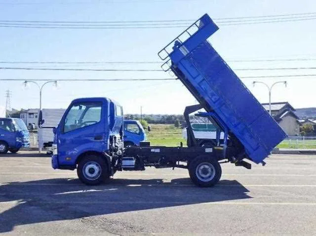 Hino Dutro 2022 — миниатюра 3