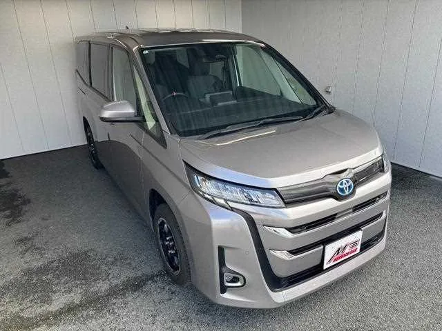 Toyota Noah 2022 — миниатюра 2