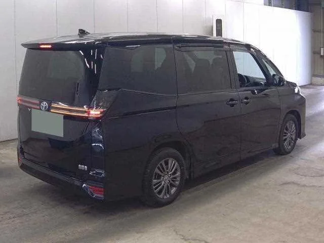 Toyota Voxy 2022 — миниатюра 2