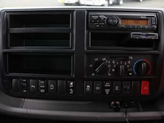 Hino Dutro 2022 — миниатюра 5