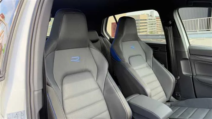 Volkswagen Golf R 2025 — миниатюра 5
