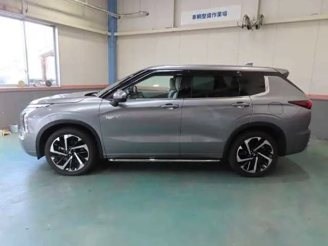 Mitsubishi Outlander 2023 — миниатюра 3
