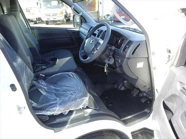 Toyota Hiace Van 2025 — миниатюра 4