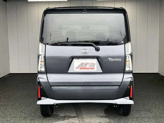 Daihatsu Tanto Custom 2023 — миниатюра 3