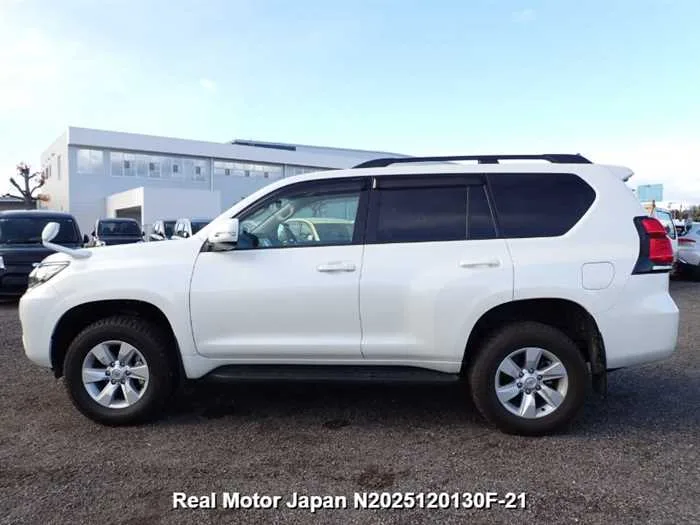 Toyota Land Cruiser Prado 2.7 TX 7 SEATS ONLY 17,000 KMBACK CAMERANAVI,CD 2023 — миниатюра 3
