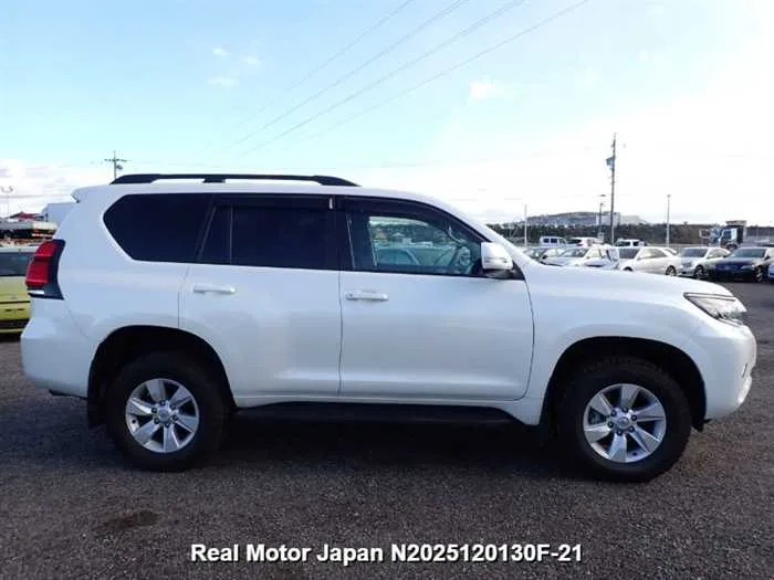 Toyota Land Cruiser Prado 2.7 TX 7 SEATS ONLY 17,000 KMBACK CAMERANAVI,CD 2023 — миниатюра 5