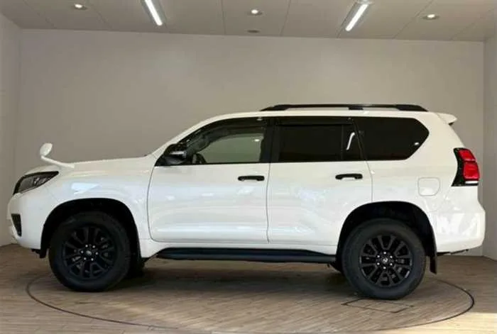 Toyota Land Cruiser Prado TX-L MAT BLACK SUNROOF 7-SEATS 2023 — миниатюра 4
