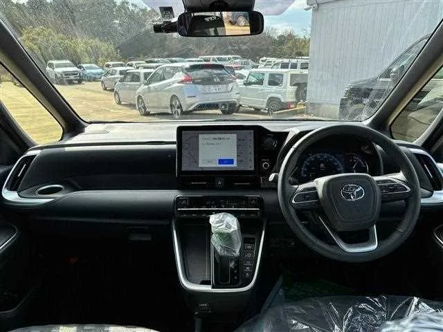 Toyota Voxy 2024 — миниатюра 2