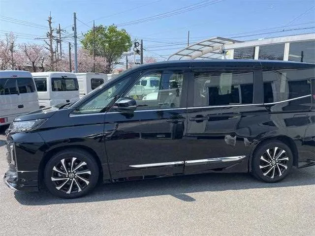 Toyota Noah 2022 — миниатюра 2