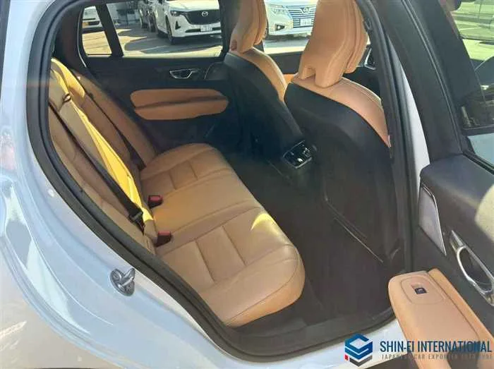 Volvo V60 Cross Country Altimate B5 AWD/Panoramic Sunroof 2023 — миниатюра 3