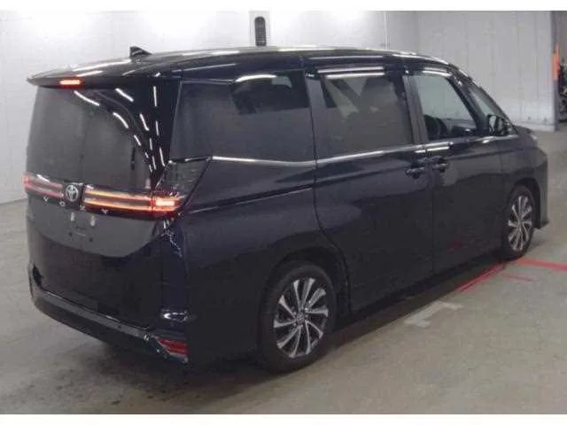 Toyota Voxy 2023 — миниатюра 2