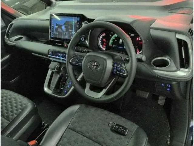 Toyota Voxy 2023 — миниатюра 3