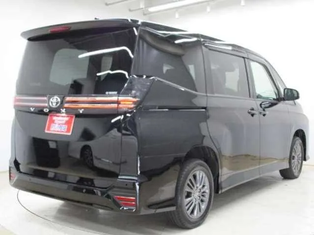 Toyota Voxy 2022 — миниатюра 2