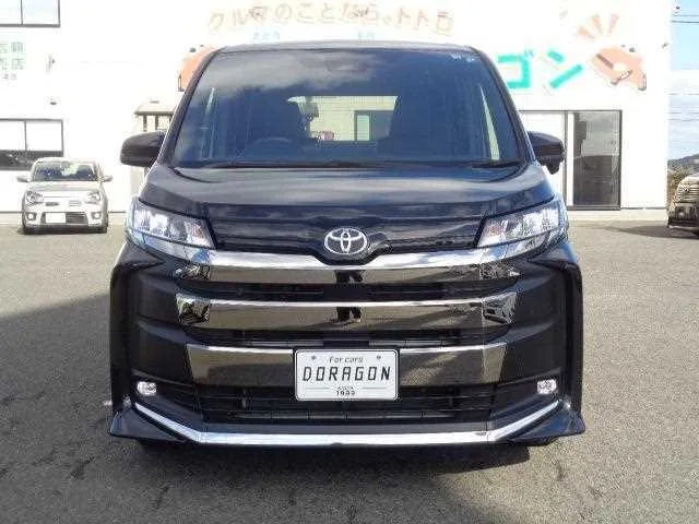 Toyota Noah 2022 — миниатюра 2