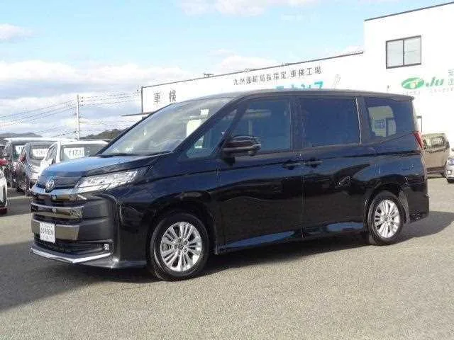 Toyota Noah 2022 — фото 1, купить с доставкой в Москву