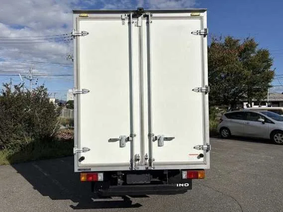 Hino Dutro 2022 — миниатюра 2