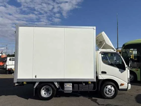 Hino Dutro 2022 — миниатюра 3