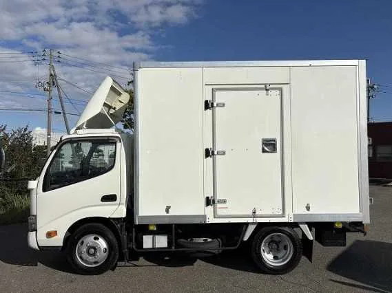 Hino Dutro 2022 — миниатюра 5