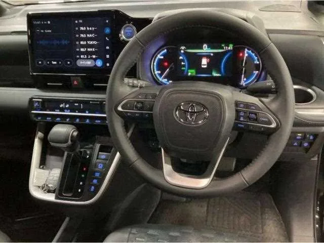 Toyota Voxy 2022 — миниатюра 3