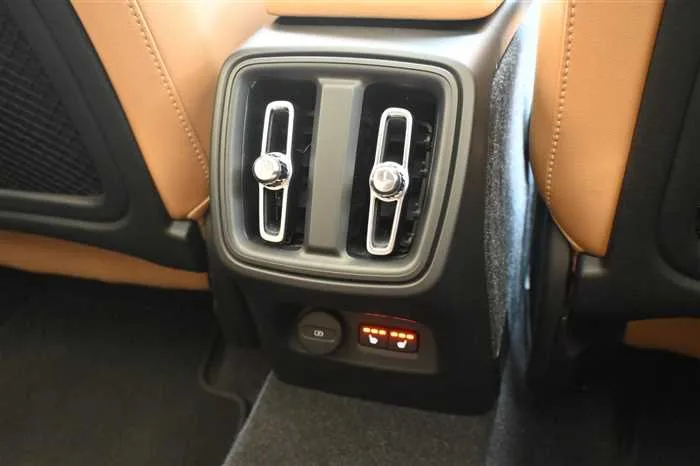 Volvo XC40 2022 — миниатюра 4