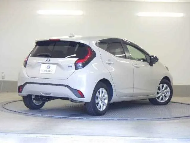 Toyota AQUA 2022 — миниатюра 2