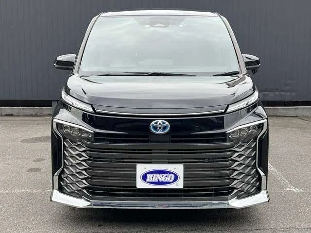 Toyota Voxy 2022 — миниатюра 2