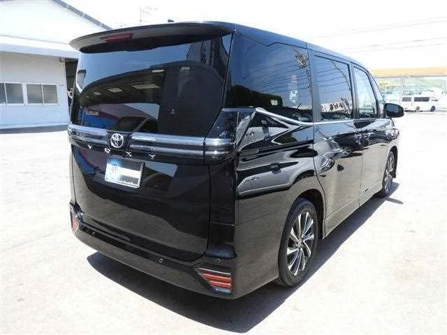 Toyota Voxy 2024 — миниатюра 2