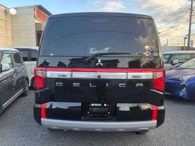 Mitsubishi Delica D5 2023 — миниатюра 3