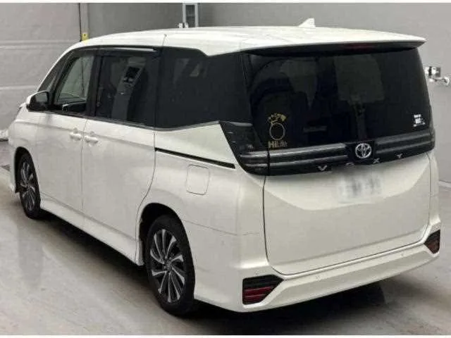 Toyota Voxy 2022 — миниатюра 2